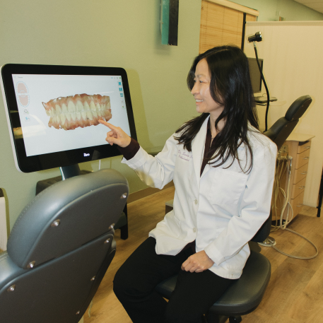 Orthodontist showing digital scan of the teeth