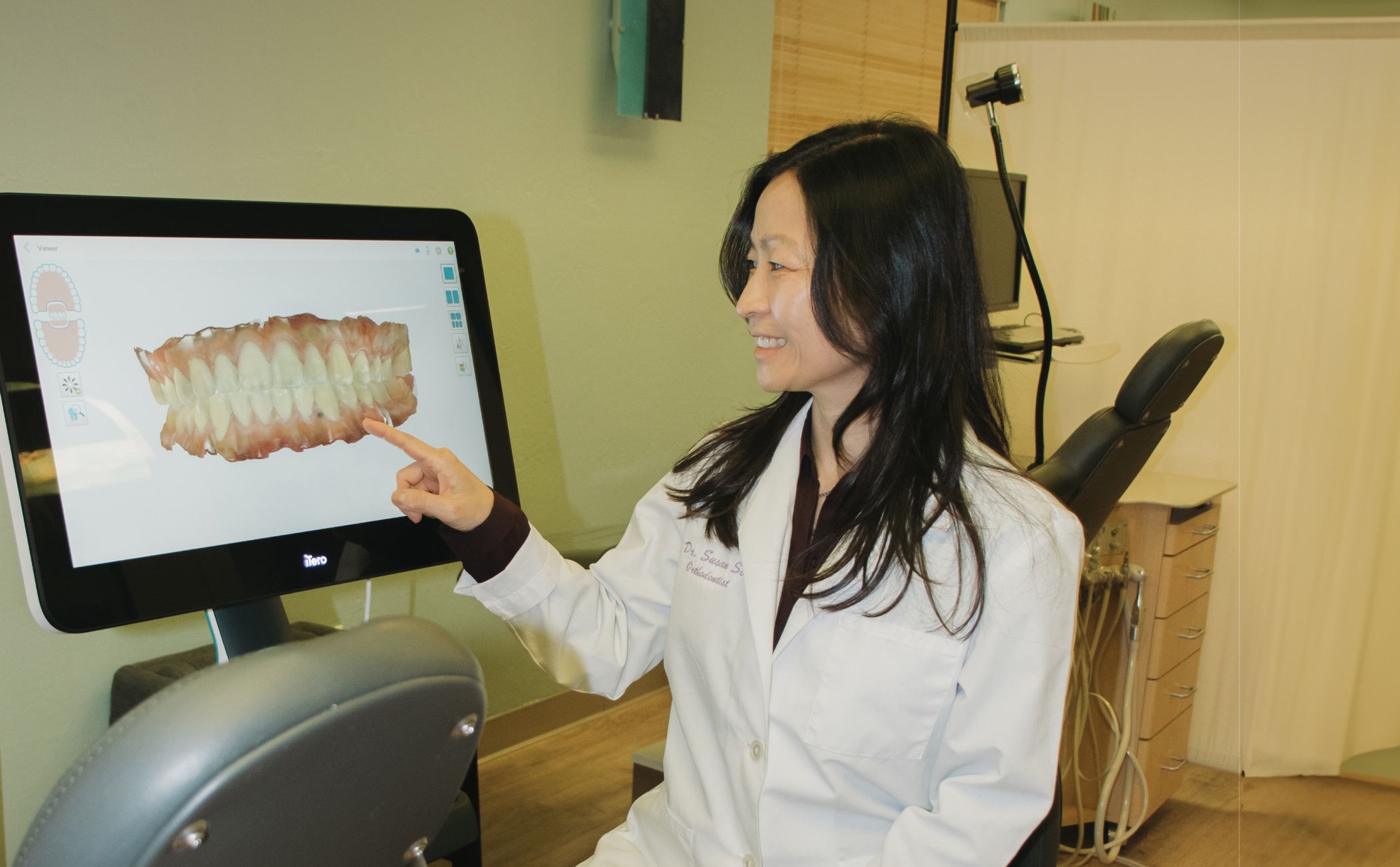 Orthodontist showing digital scan of the teeth